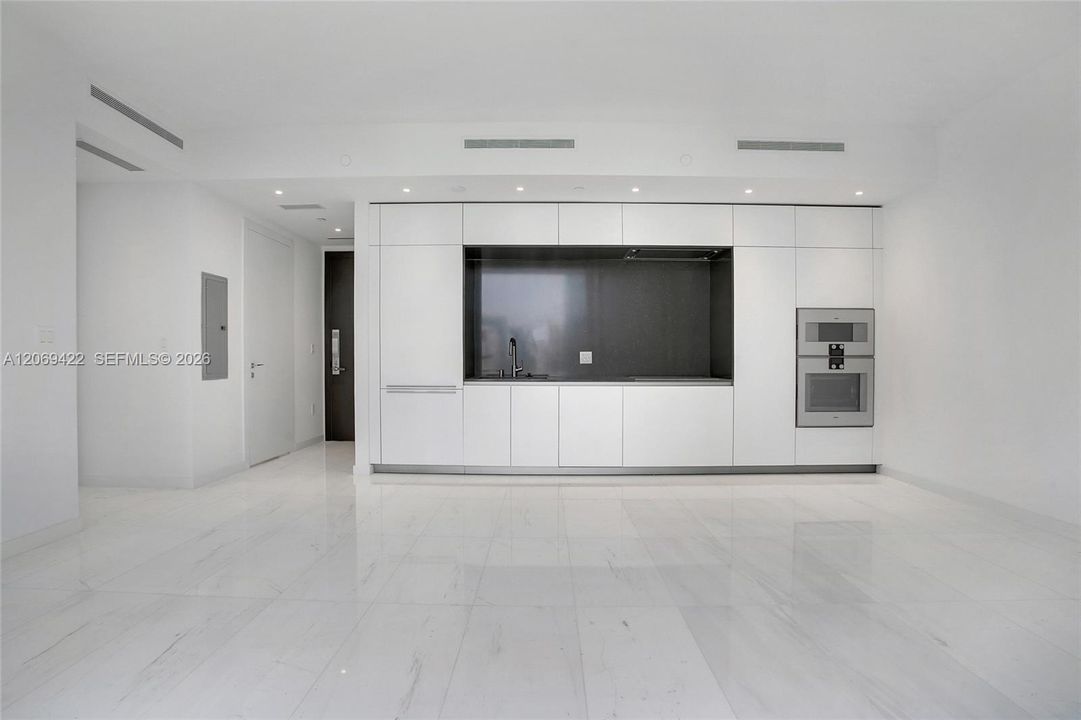 For Sale: $1,089,000 (1 beds, 1 baths, 767 Square Feet)