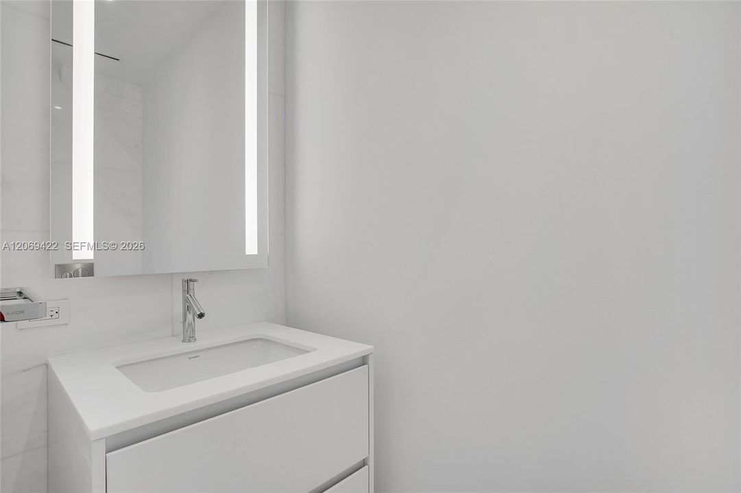 For Sale: $1,089,000 (1 beds, 1 baths, 767 Square Feet)