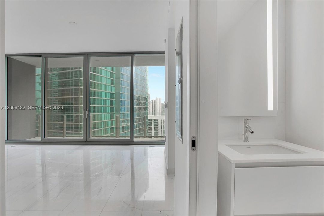 For Sale: $1,089,000 (1 beds, 1 baths, 767 Square Feet)