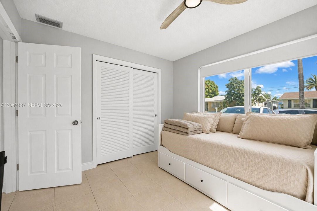 For Sale: $365,000 (2 beds, 1 baths, 864 Square Feet)