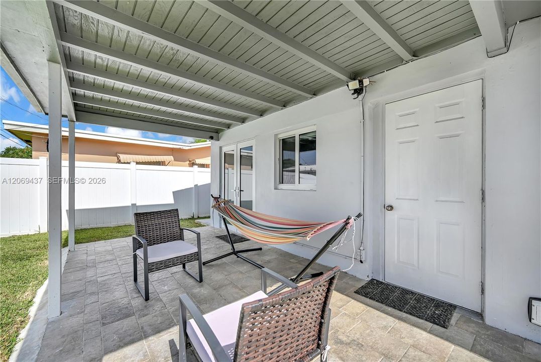 For Sale: $365,000 (2 beds, 1 baths, 864 Square Feet)