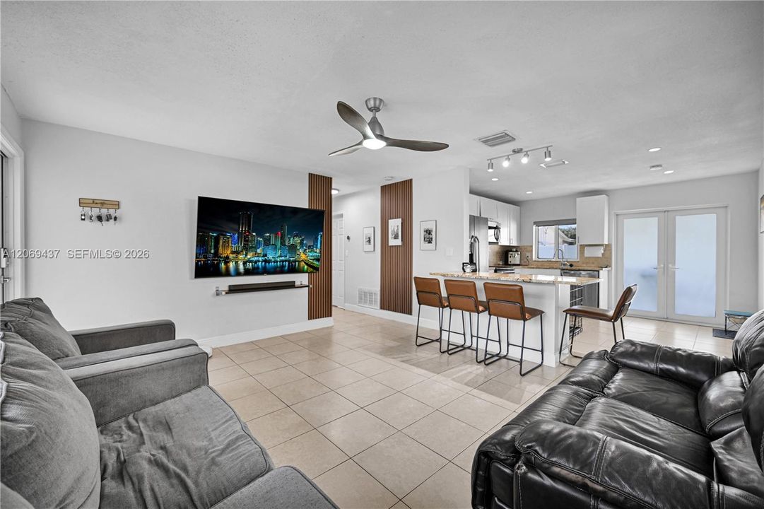 For Sale: $365,000 (2 beds, 1 baths, 864 Square Feet)