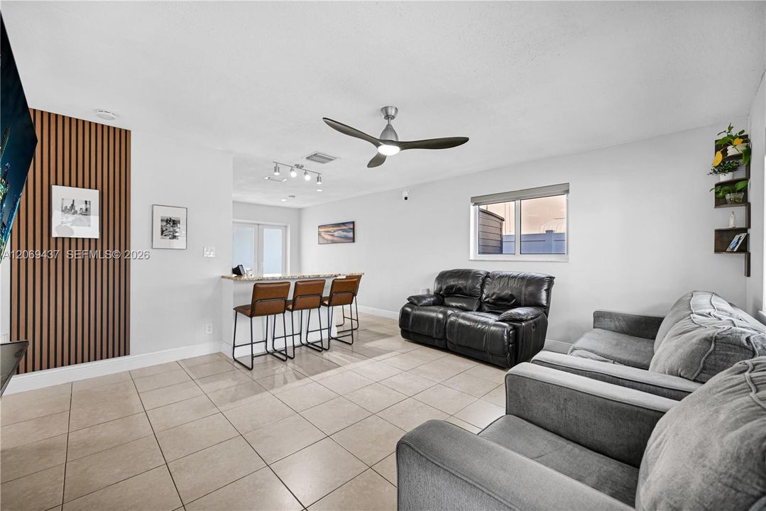 For Sale: $365,000 (2 beds, 1 baths, 864 Square Feet)