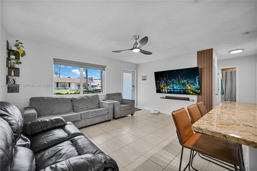 For Sale: $365,000 (2 beds, 1 baths, 864 Square Feet)