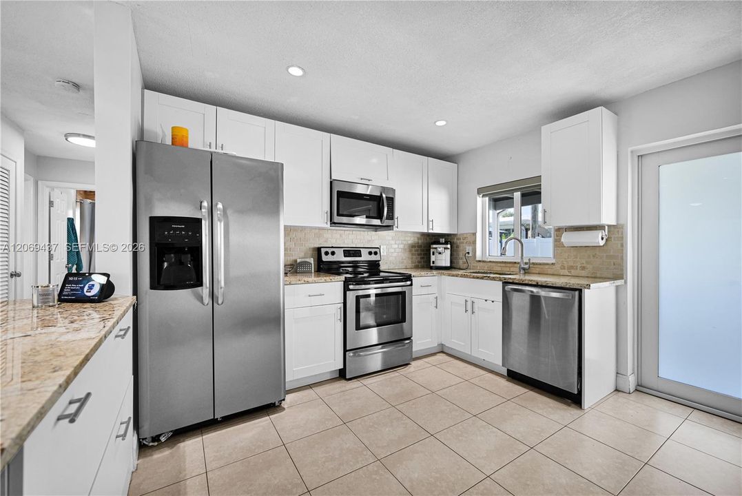 For Sale: $365,000 (2 beds, 1 baths, 864 Square Feet)
