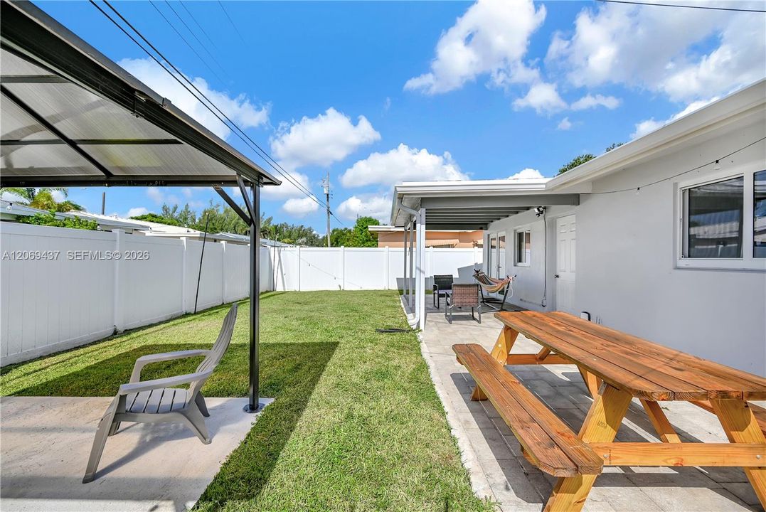 For Sale: $365,000 (2 beds, 1 baths, 864 Square Feet)