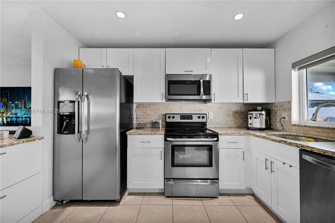 For Sale: $365,000 (2 beds, 1 baths, 864 Square Feet)