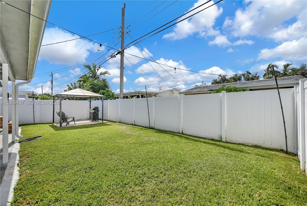 For Sale: $365,000 (2 beds, 1 baths, 864 Square Feet)