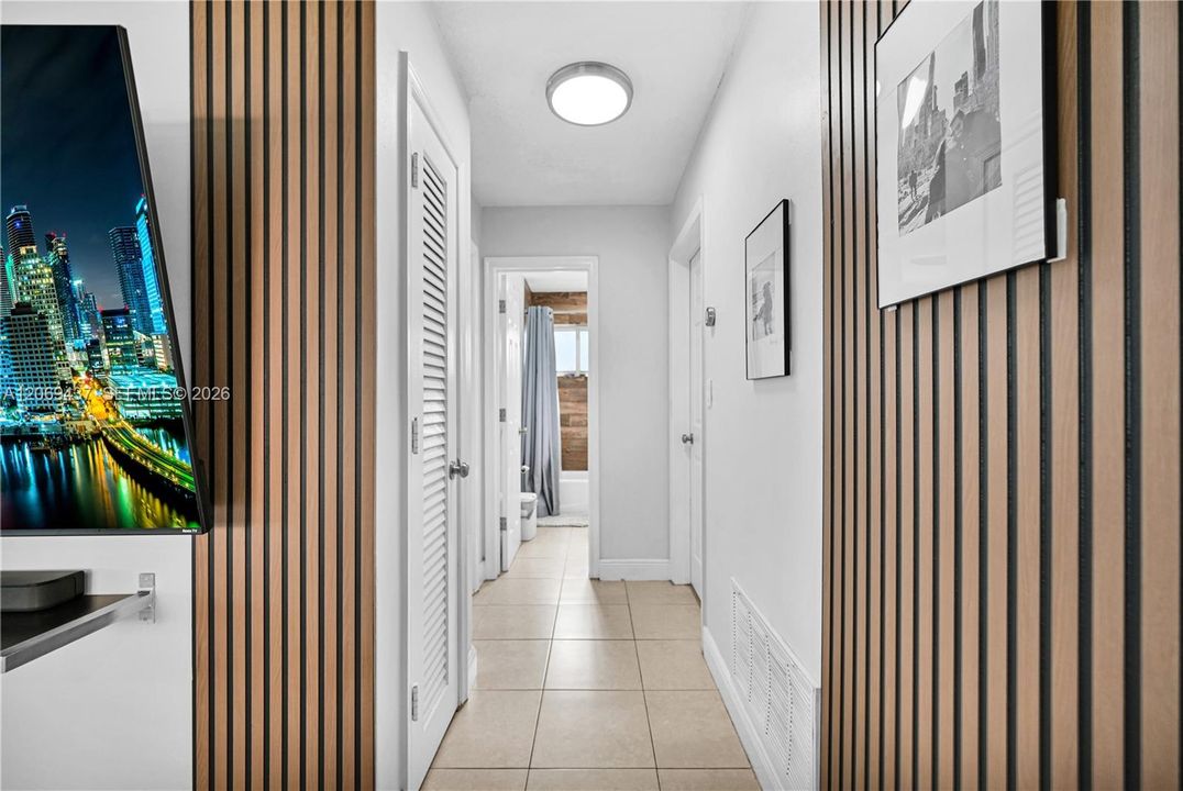 For Sale: $365,000 (2 beds, 1 baths, 864 Square Feet)