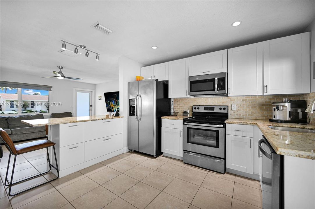 For Sale: $365,000 (2 beds, 1 baths, 864 Square Feet)