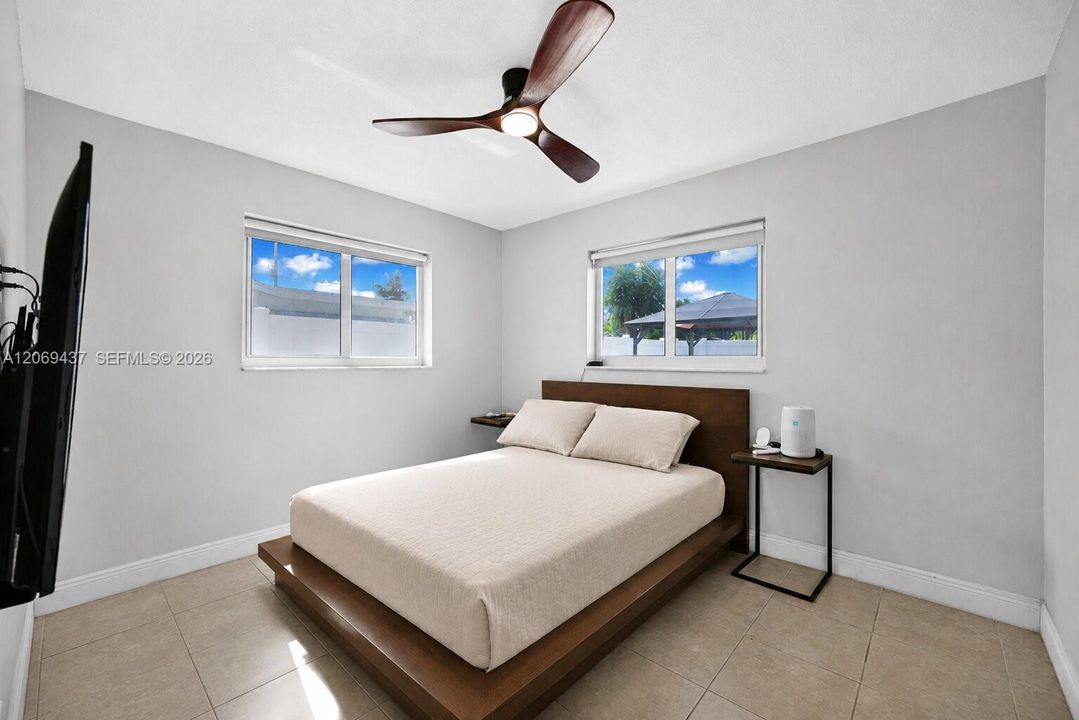 For Sale: $365,000 (2 beds, 1 baths, 864 Square Feet)