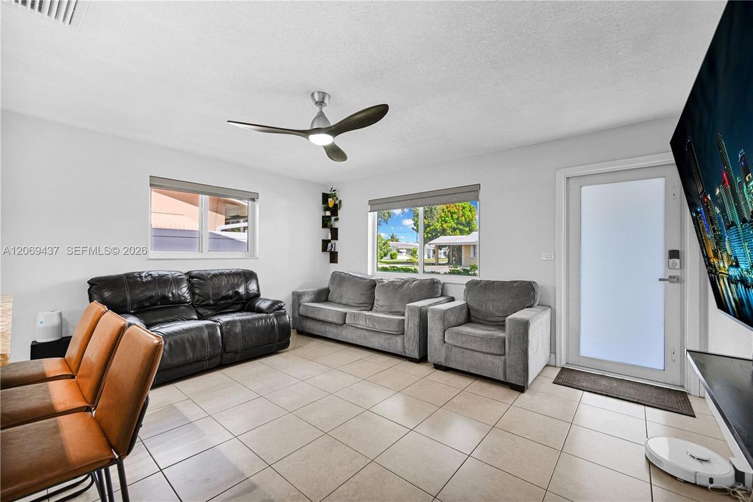 For Sale: $365,000 (2 beds, 1 baths, 864 Square Feet)