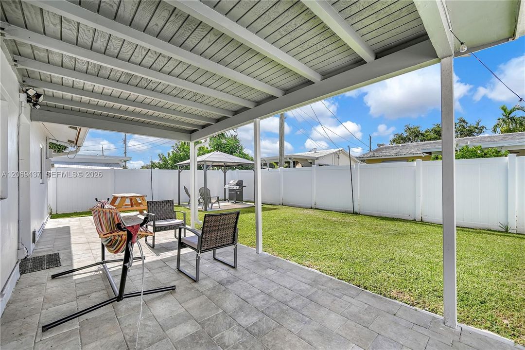 For Sale: $365,000 (2 beds, 1 baths, 864 Square Feet)