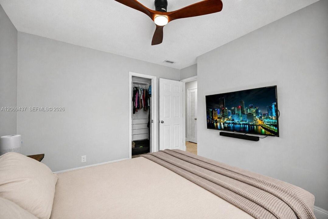 For Sale: $365,000 (2 beds, 1 baths, 864 Square Feet)