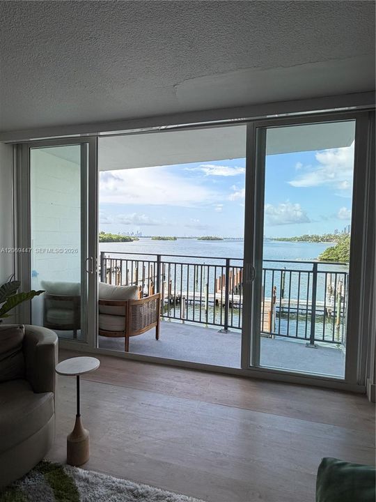 For Rent: $3,500 (1 beds, 1 baths, 1042 Square Feet)