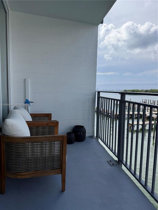 For Rent: $3,500 (1 beds, 1 baths, 1042 Square Feet)