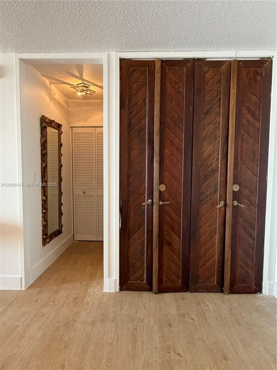 For Rent: $3,500 (1 beds, 1 baths, 1042 Square Feet)