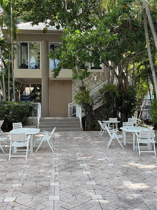 For Rent: $3,500 (1 beds, 1 baths, 1042 Square Feet)