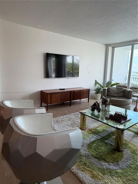 For Rent: $3,500 (1 beds, 1 baths, 1042 Square Feet)