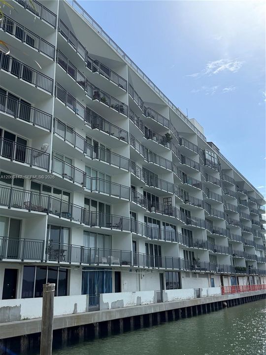 For Rent: $3,500 (1 beds, 1 baths, 1042 Square Feet)