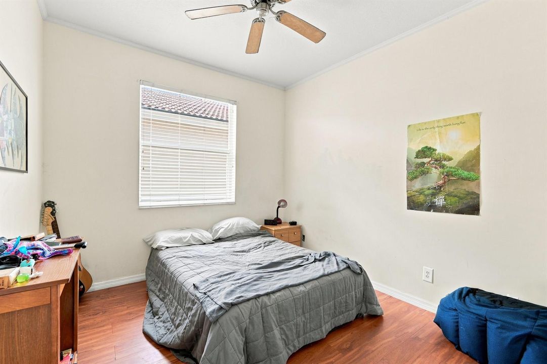 23_bedroom