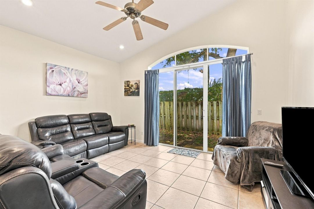 20_family room