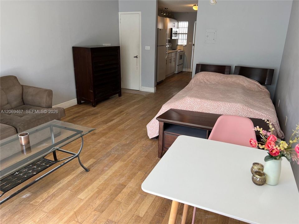 For Sale: $314,900 (0 beds, 1 baths, 423 Square Feet)