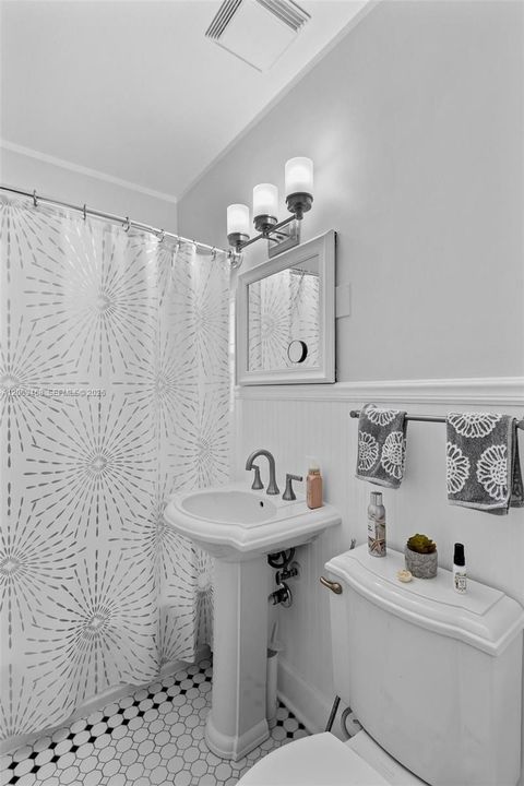 For Sale: $945,000 (3 beds, 2 baths, 1772 Square Feet)