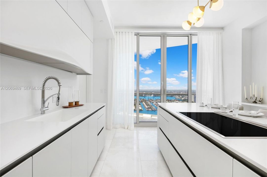 На продажу: $17,995,000 (6 спален, 6 ванн, 6509 Квадратных фут)