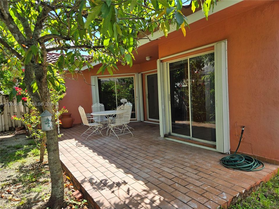 For Sale: $595,000 (3 beds, 2 baths, 1392 Square Feet)