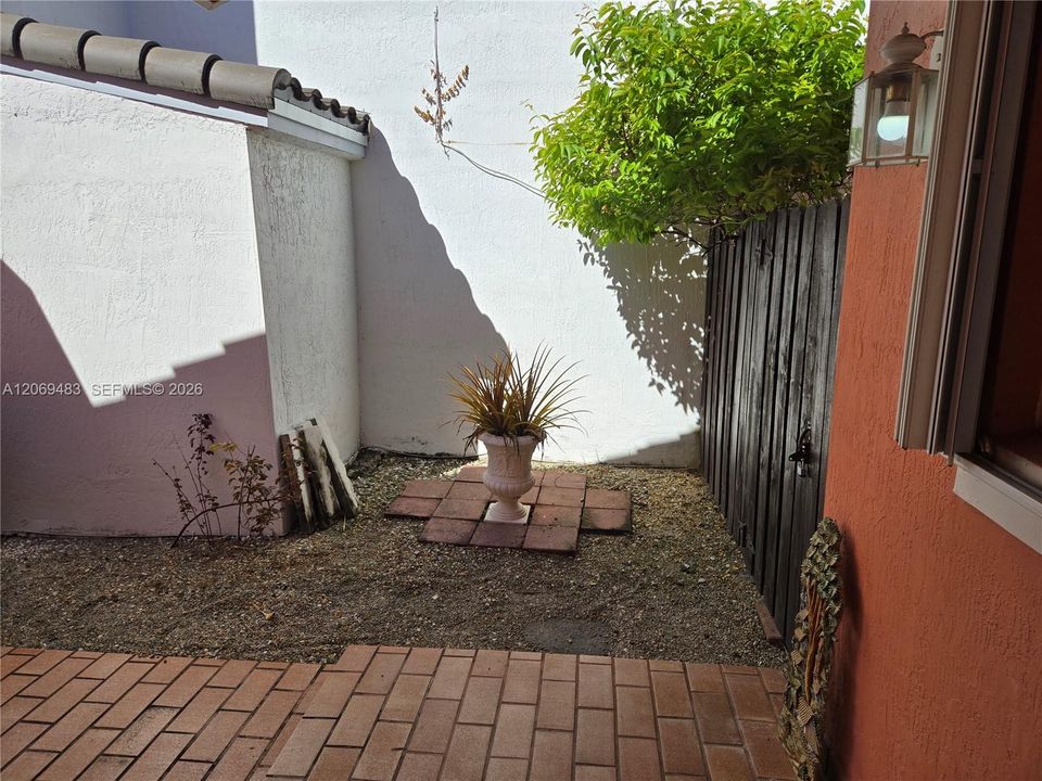 For Sale: $595,000 (3 beds, 2 baths, 1392 Square Feet)