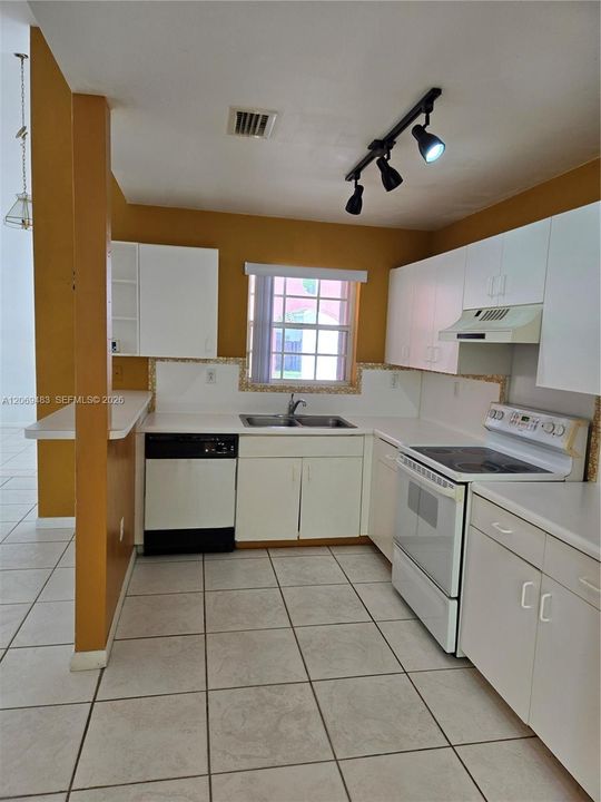 For Sale: $595,000 (3 beds, 2 baths, 1392 Square Feet)