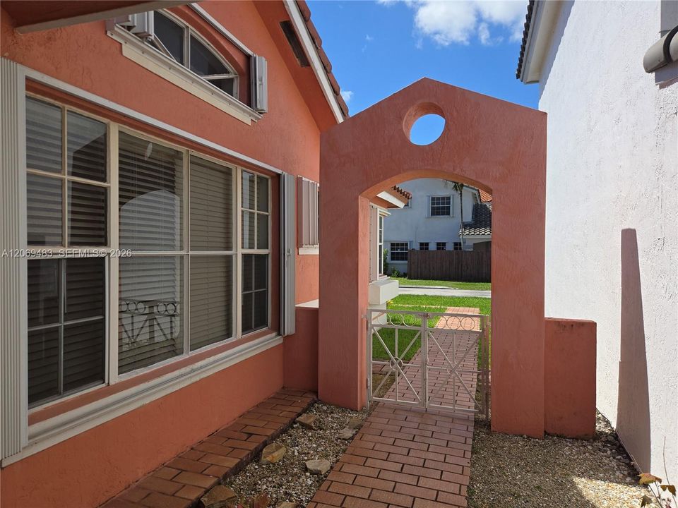 For Sale: $595,000 (3 beds, 2 baths, 1392 Square Feet)