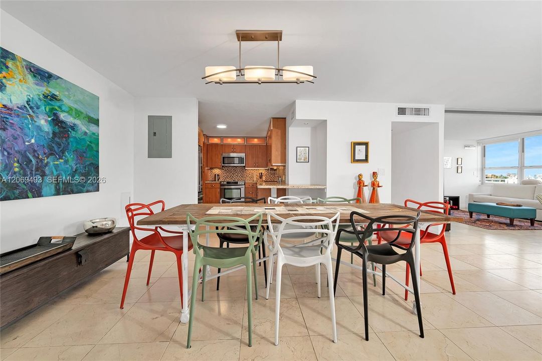 For Sale: $875,000 (2 beds, 2 baths, 1238 Square Feet)