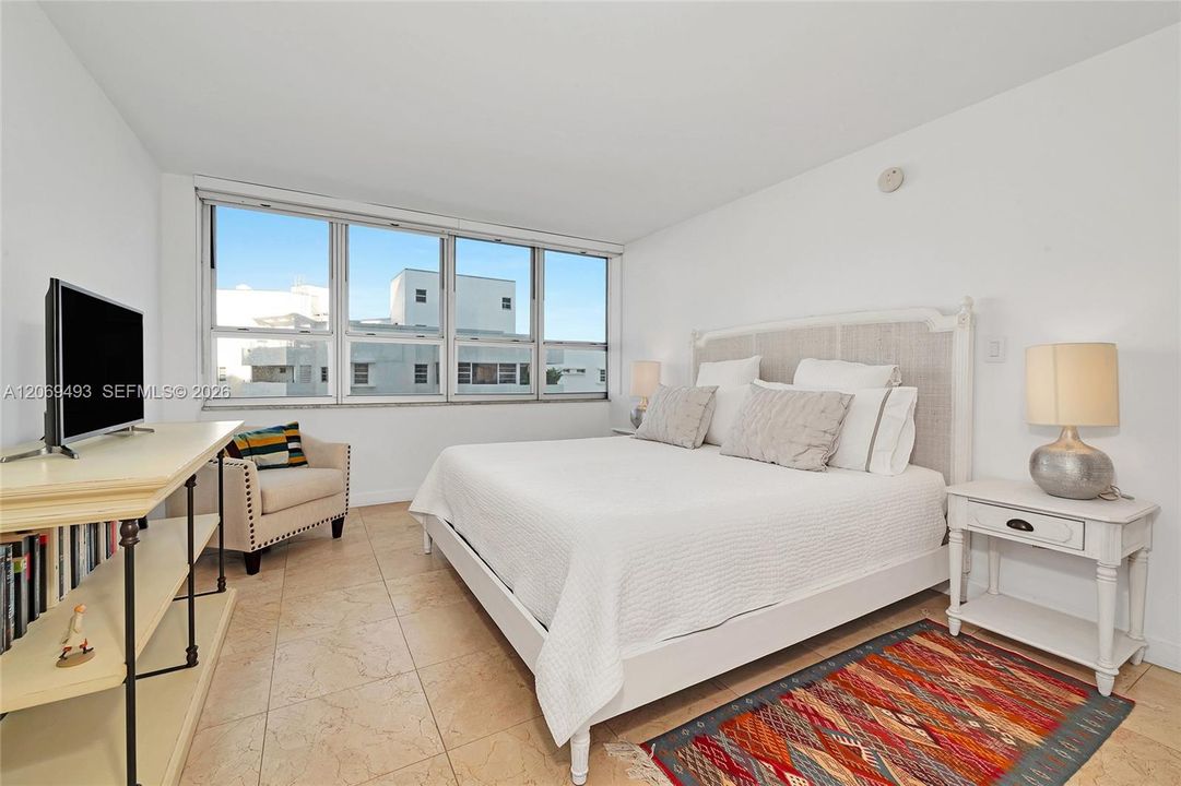 For Sale: $875,000 (2 beds, 2 baths, 1238 Square Feet)