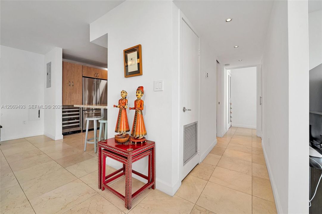 For Sale: $875,000 (2 beds, 2 baths, 1238 Square Feet)