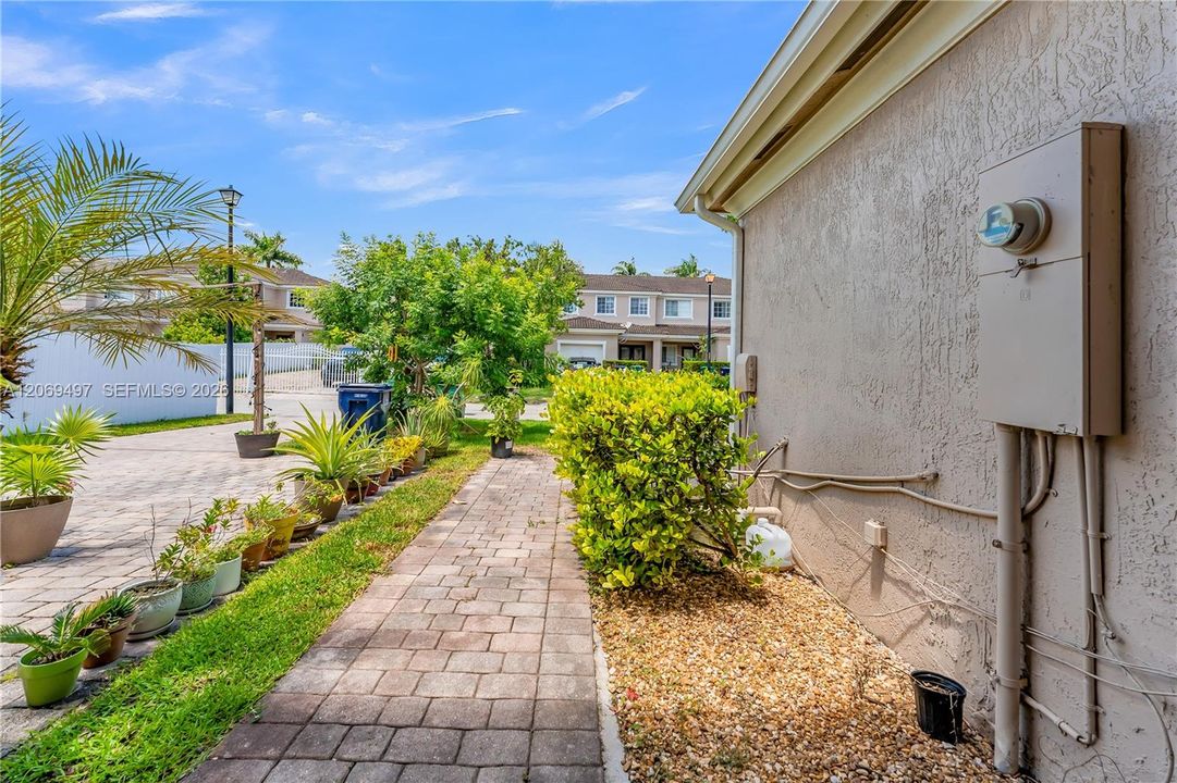 For Sale: $339,000 (2 beds, 2 baths, 1408 Square Feet)