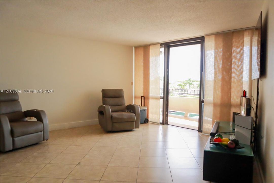 For Sale: $325,000 (2 beds, 2 baths, 1248 Square Feet)