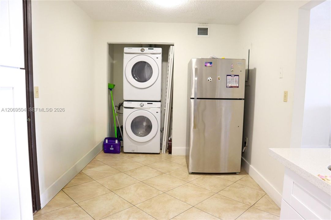 For Sale: $325,000 (2 beds, 2 baths, 1248 Square Feet)