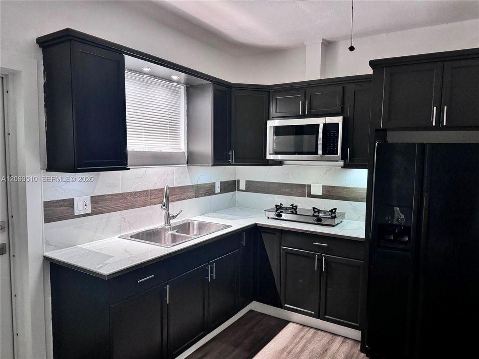 For Rent: $1,500 (2 beds, 1 baths, 650 Square Feet)