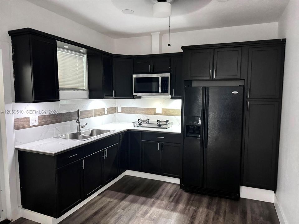For Rent: $1,500 (2 beds, 1 baths, 650 Square Feet)