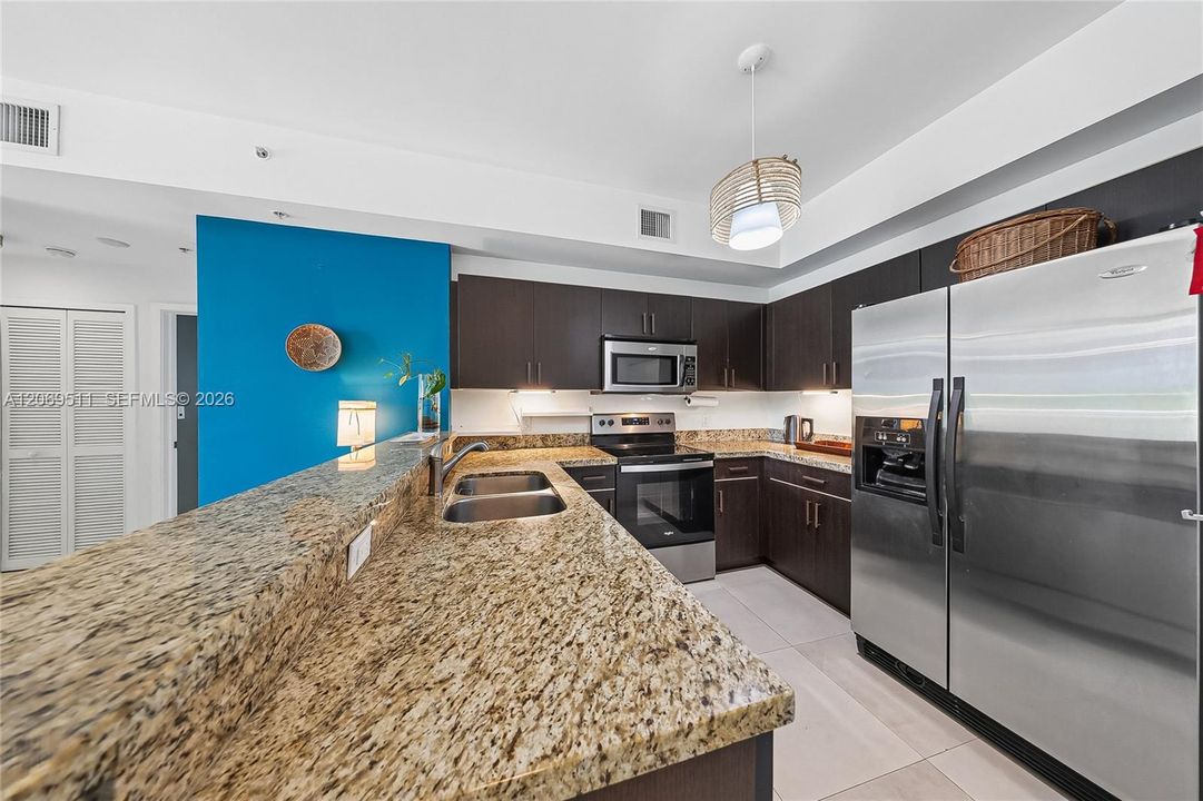 For Sale: $649,900 (2 beds, 2 baths, 1043 Square Feet)