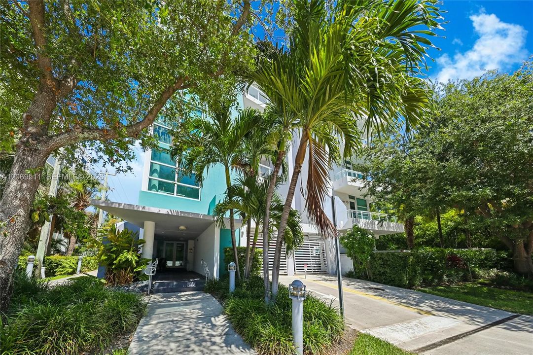 For Sale: $649,900 (2 beds, 2 baths, 1043 Square Feet)
