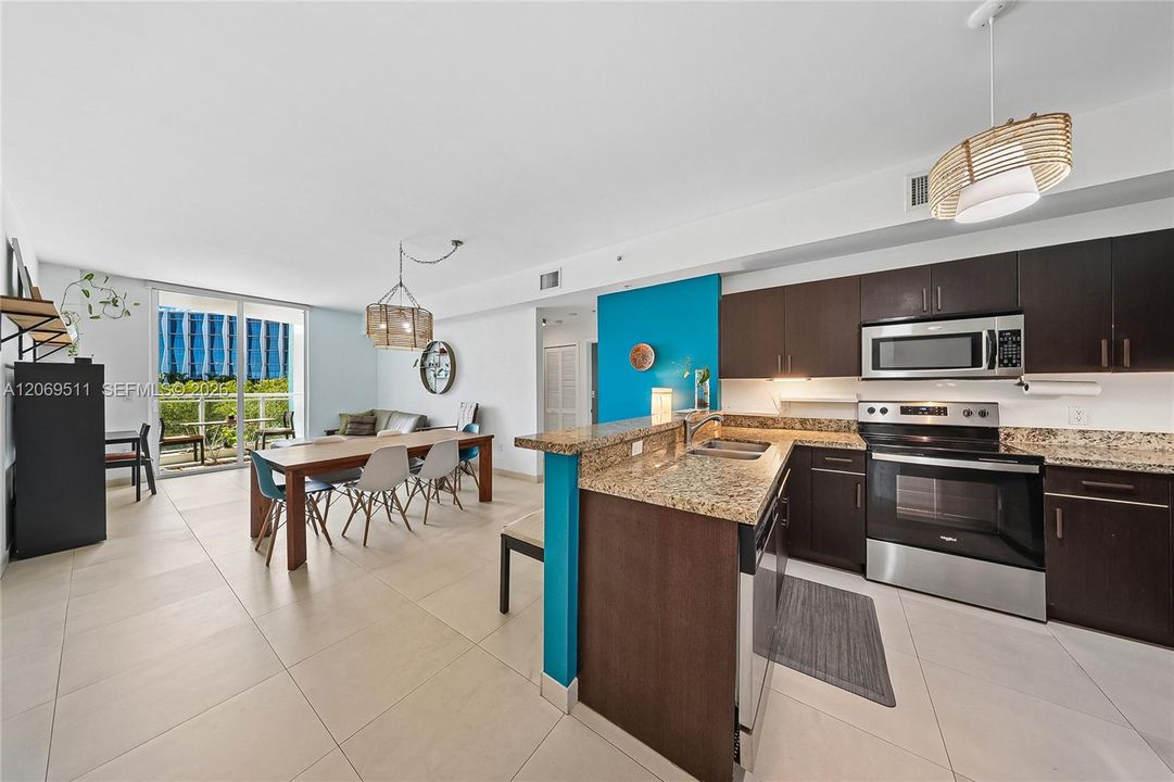For Sale: $649,900 (2 beds, 2 baths, 1043 Square Feet)