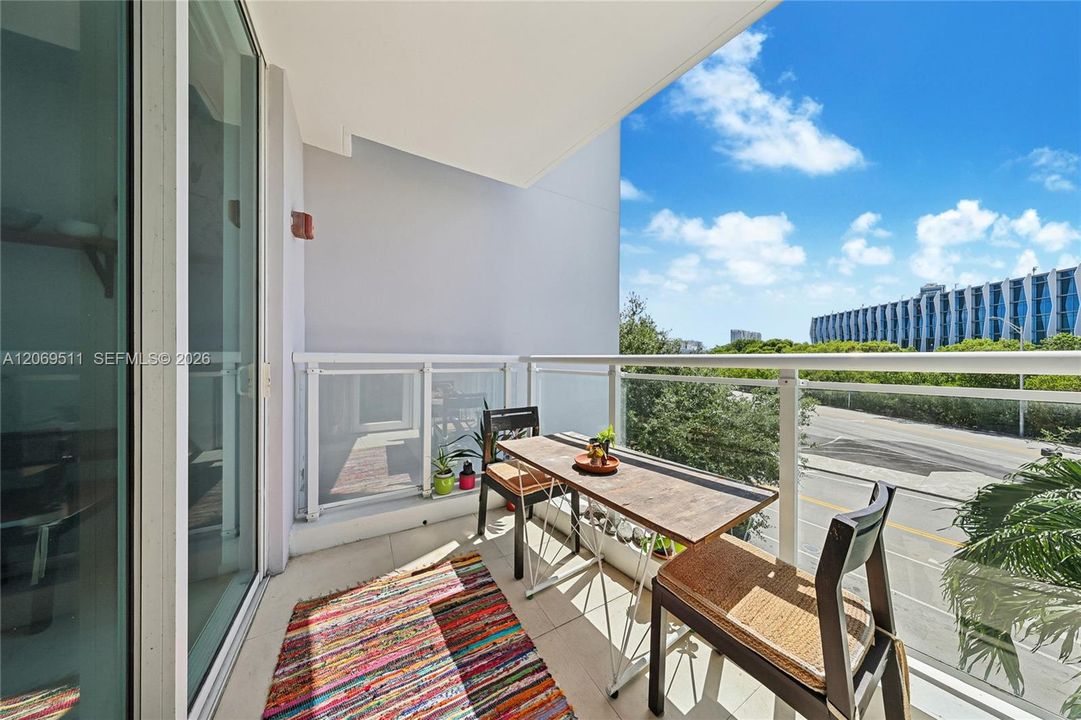 For Sale: $649,900 (2 beds, 2 baths, 1043 Square Feet)