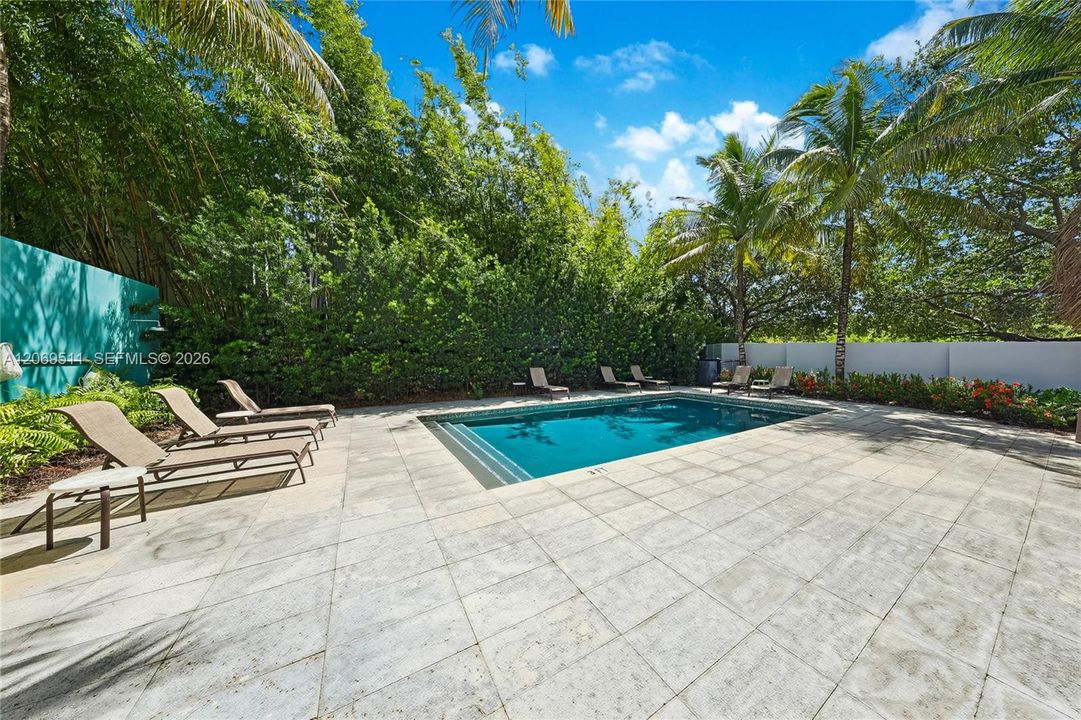 For Sale: $649,900 (2 beds, 2 baths, 1043 Square Feet)