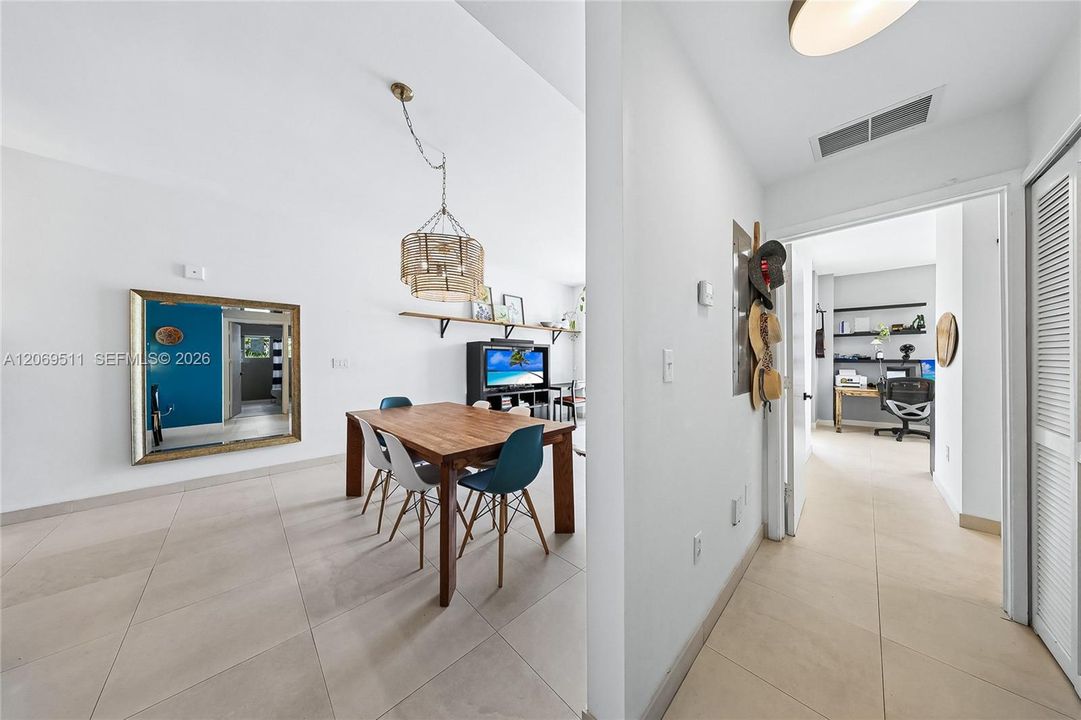 For Sale: $649,900 (2 beds, 2 baths, 1043 Square Feet)