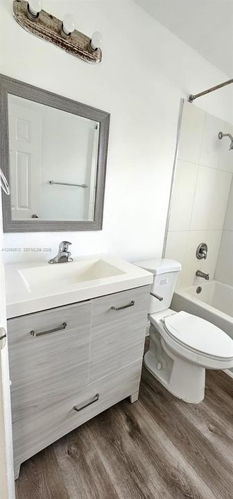 Под контрактом: $1,950 (2 спален, 2 ванн, 802 Квадратных фут)