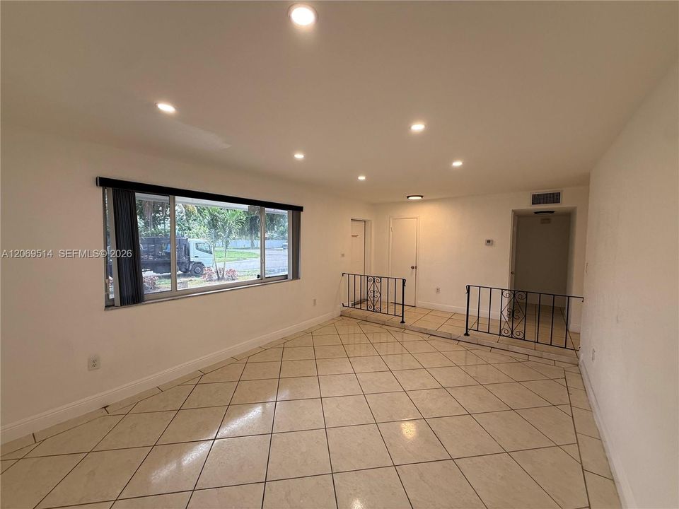 В аренду: $4,400 (4 спален, 2 ванн, 1725 Квадратных фут)