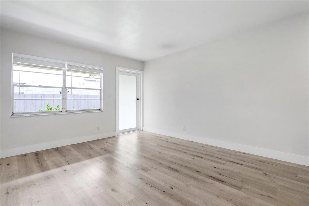 11-1638 Plunkett St_011